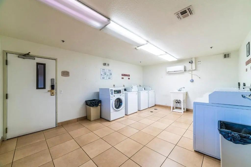 Metro PHX Upstairs 2bd sleeps 6 heated pool PETS ALLOWED