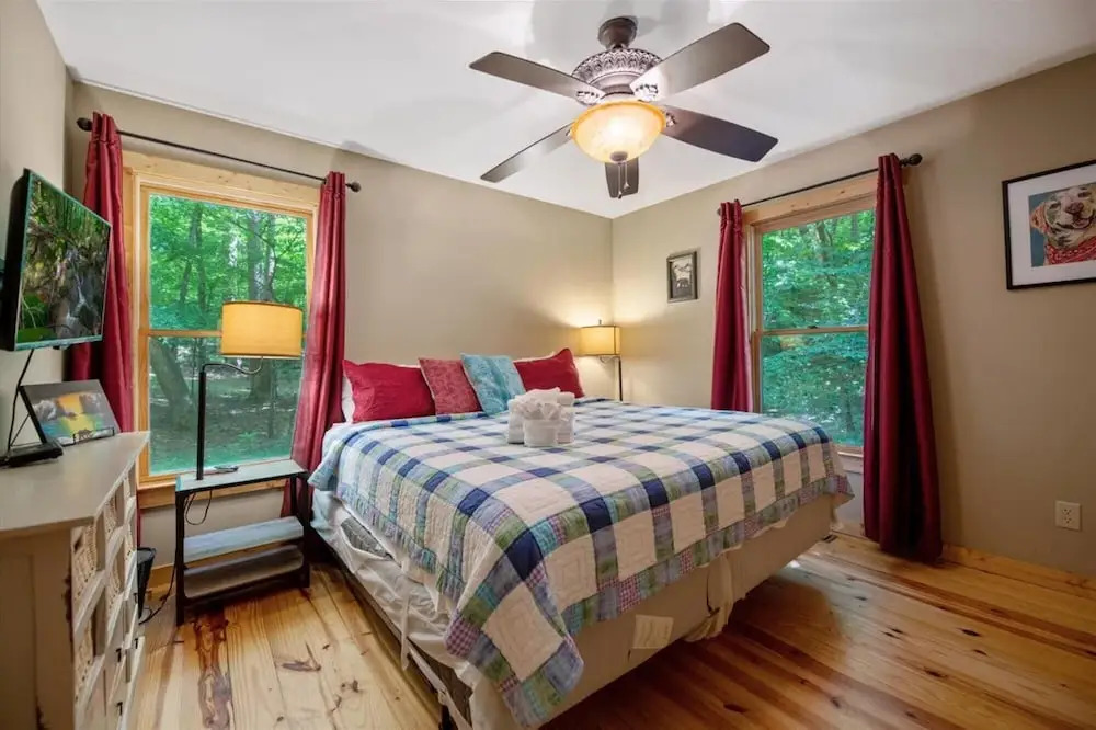 Harleys River Retreat - Charming Cabin in Coosawattee River Resort Hot tub