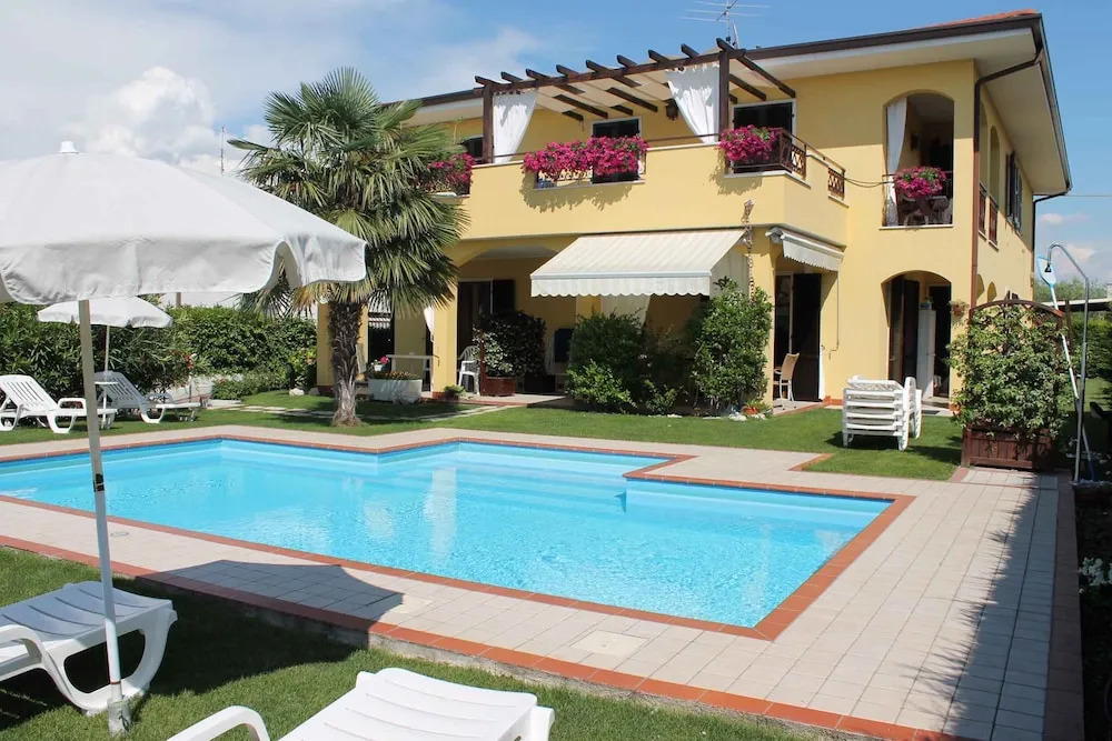 Ferienwohnung mit Terrasse und Pool