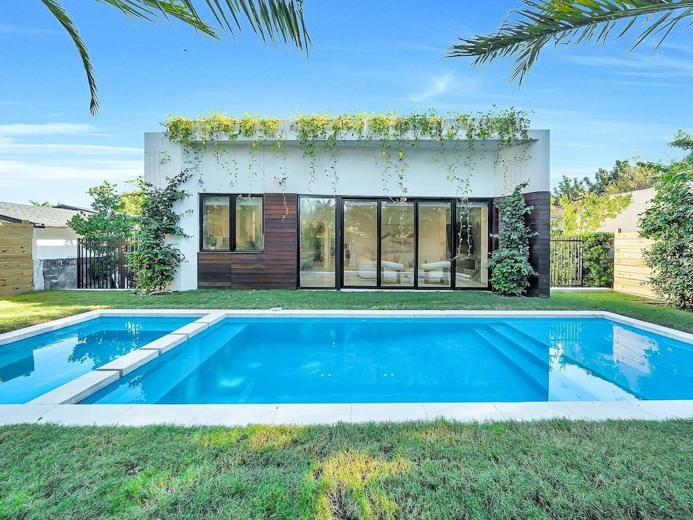 Luxury Pool Home - Downtown Brickell