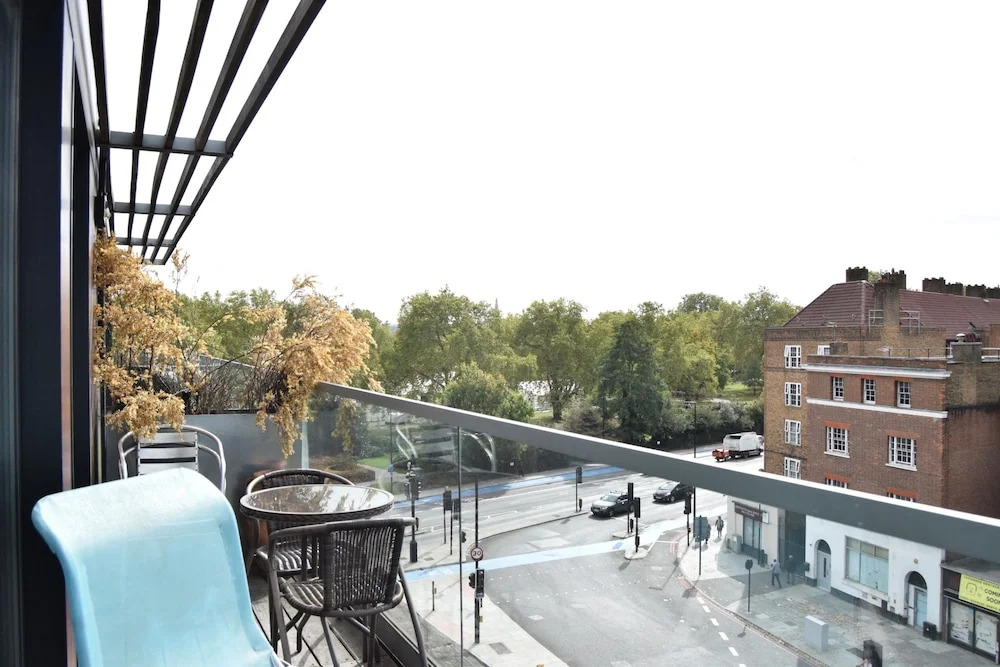 2 Bedroom Kennington Apartment With Balcony
