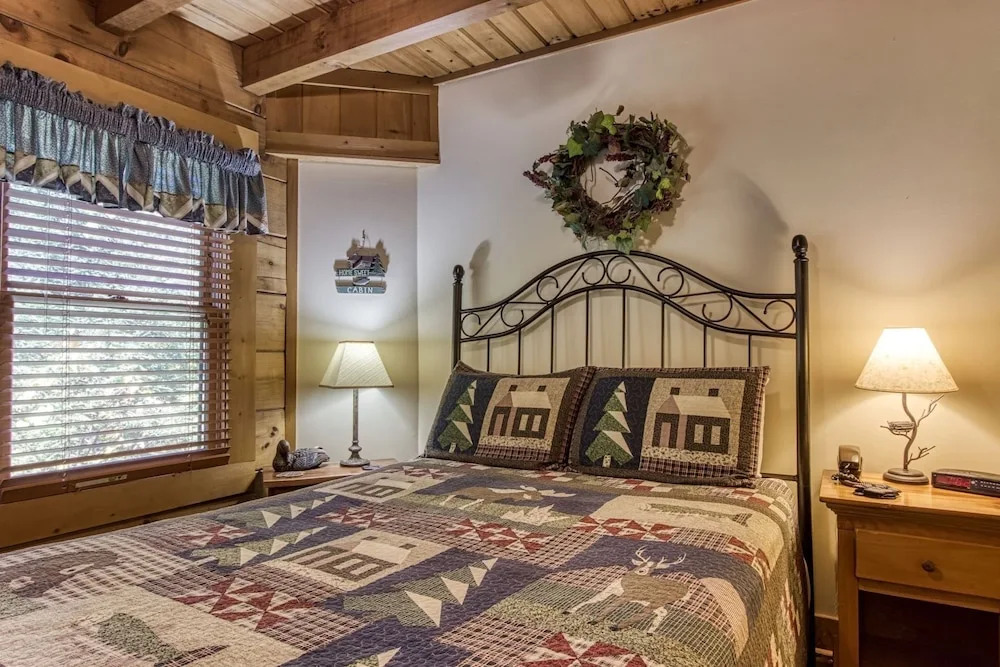 ER254 - Hibernation Hideaway Great Location - Close To Town! 5 Bedroom Cabin by RedAwning