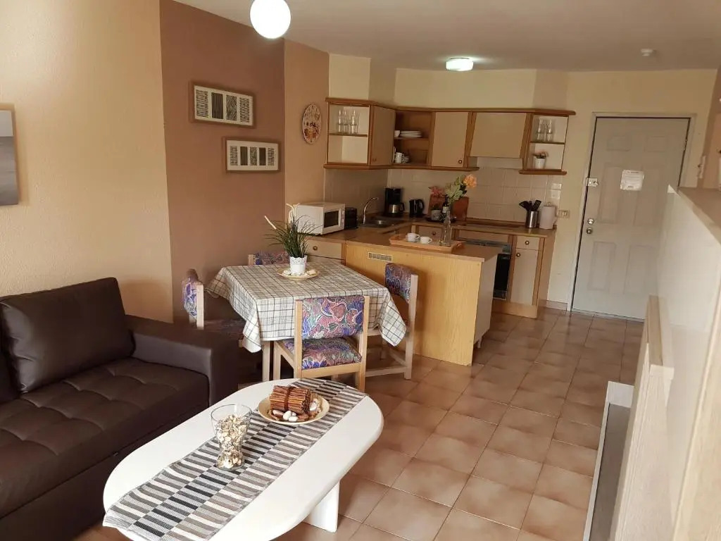 Castle Harbour with heated pool, only 700 meters to the beach, Wifi, balcony