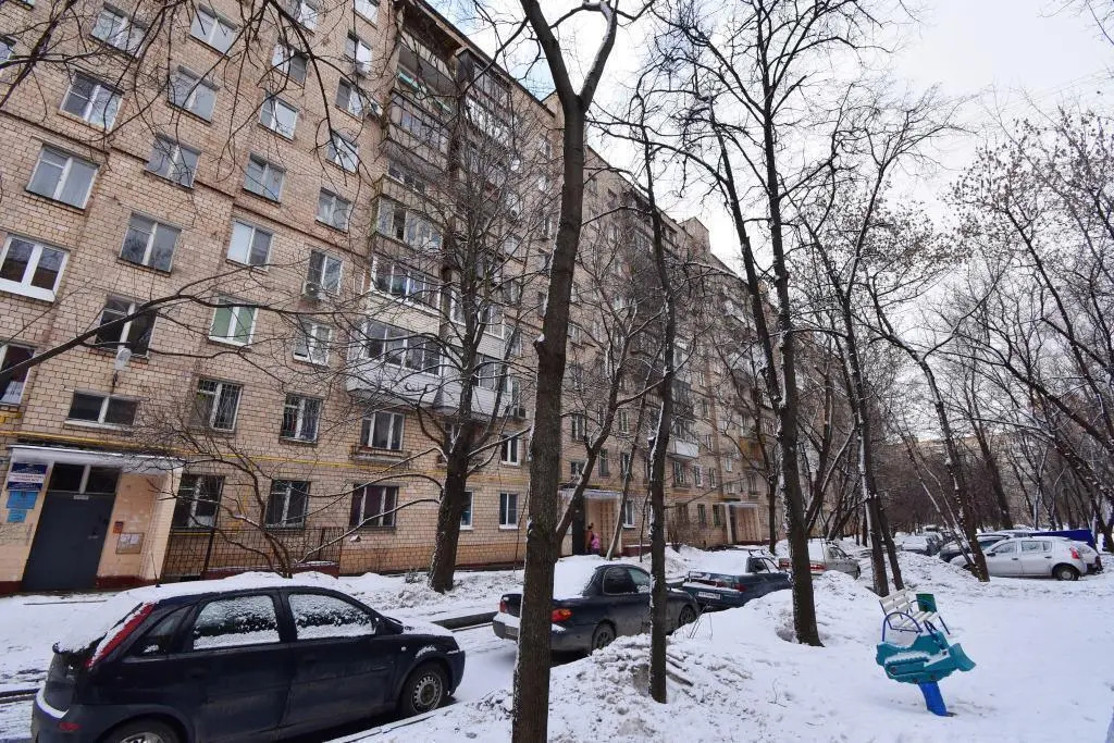 UNO on a Spacious street