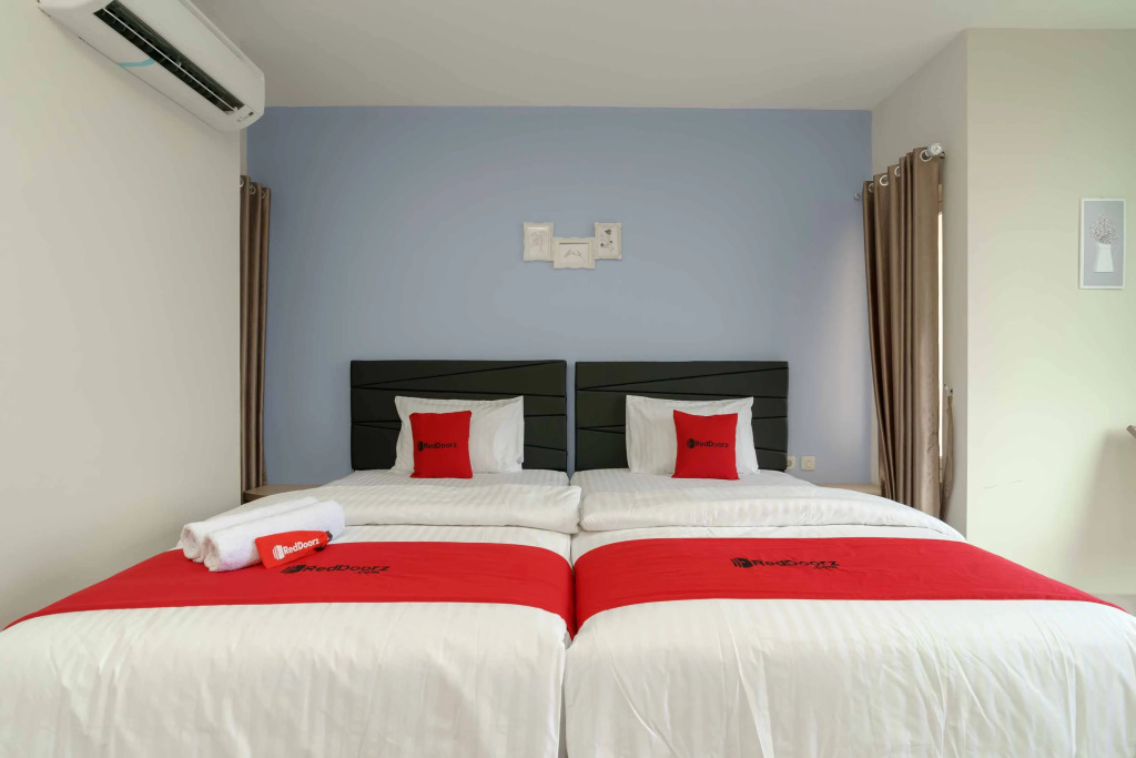 RedDoorz Plus near Eka Hospital BSD 5