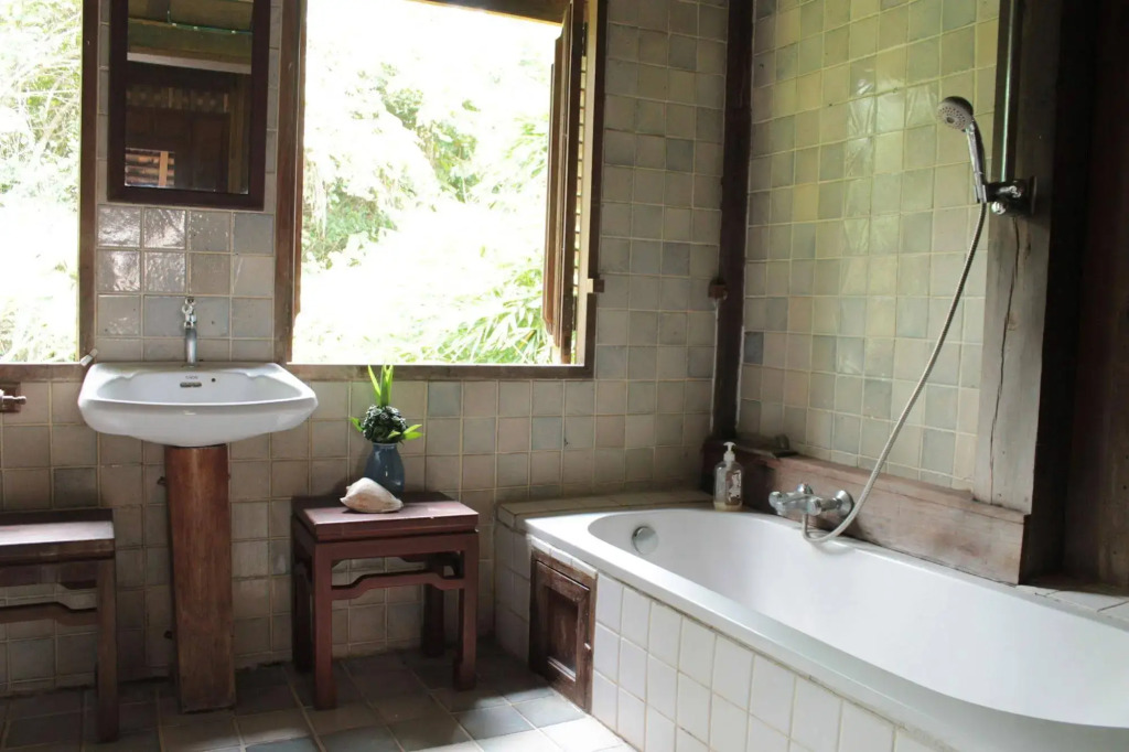 Thai Teak House Garden Homestay