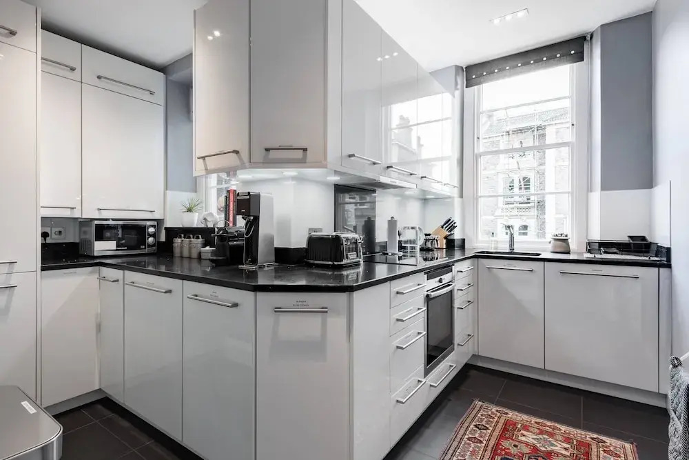 Grand Victorian Apartment in Sought-after Clifton