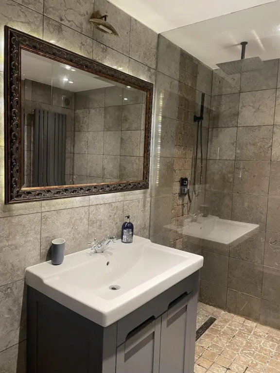 Traditional Elegant Spacious English Home, 4bdr