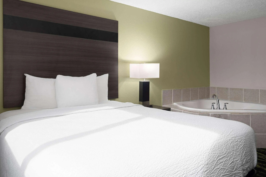 Baymont Inn & Suites by Wyndham