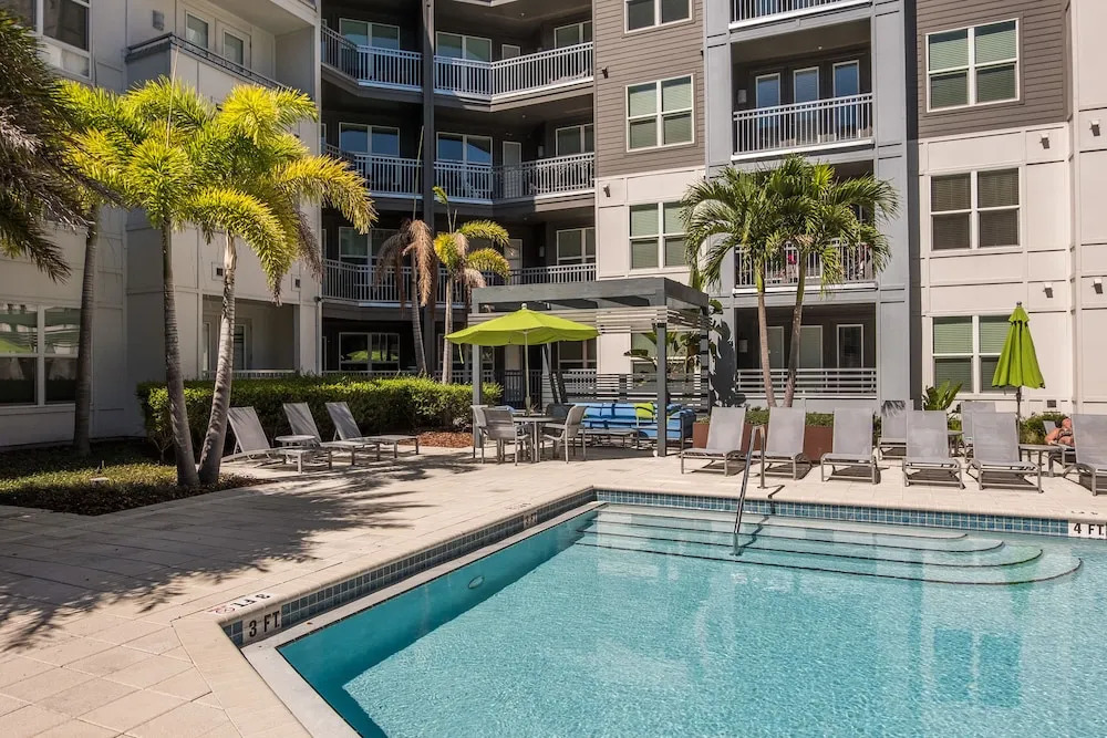 SoHo 1 BR with Balcony by Frontdesk