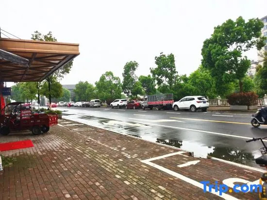 Anyi Fenghe Hotel
