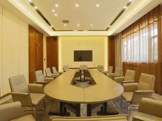 Yining Yili Huacheng Grand Hotel (People's Square)