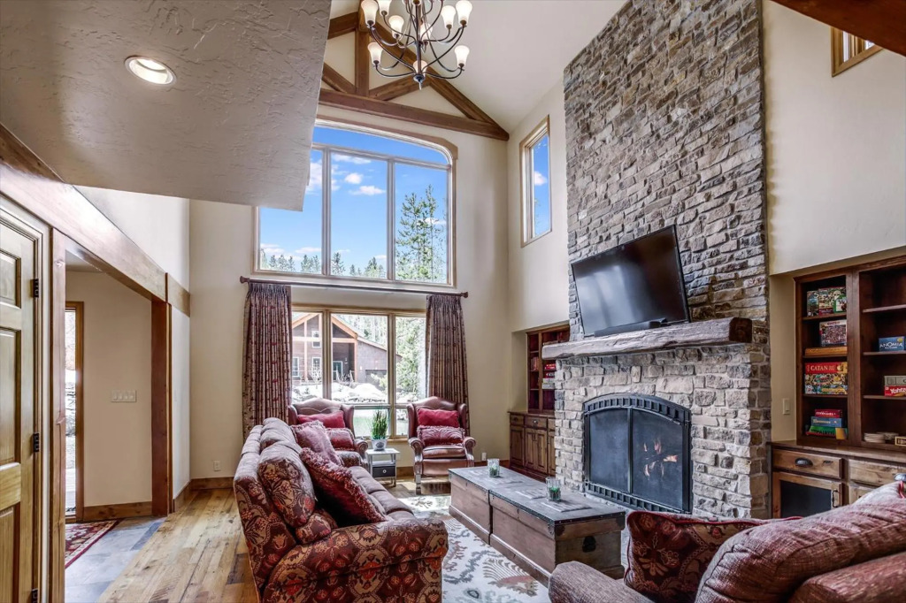 Friendly Fox Chalet 8 Bedroom Home by RedAwning