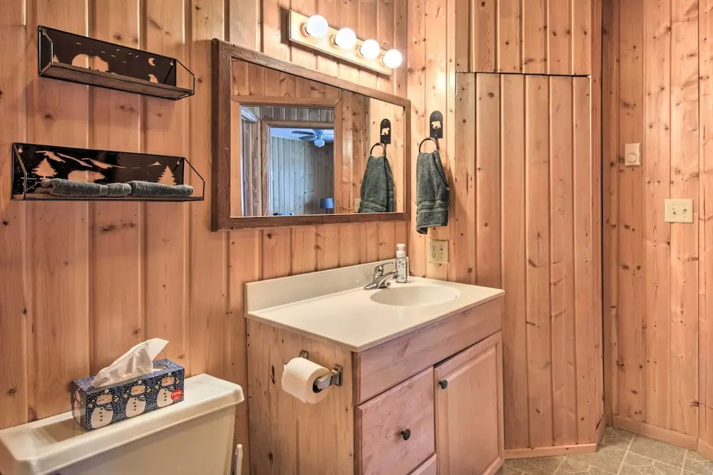 Cabin w/ Fireplace < 1 Mile to Lakes + Golf