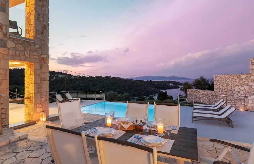 Villa Akoni