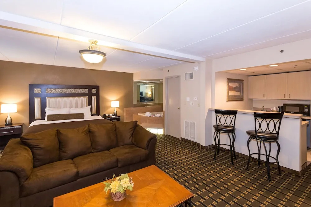 Ramada Plymouth Hotel And Conference Center