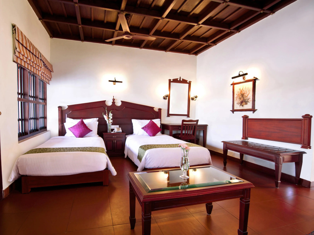 Sterling Lake Palace Alleppey