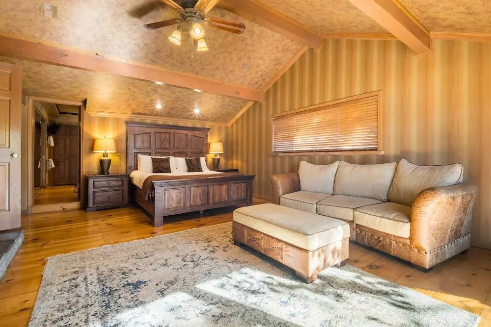 Water's Edge Estate by Avantstay Large Lakefront Cabin w/ Dock and Hot Tub