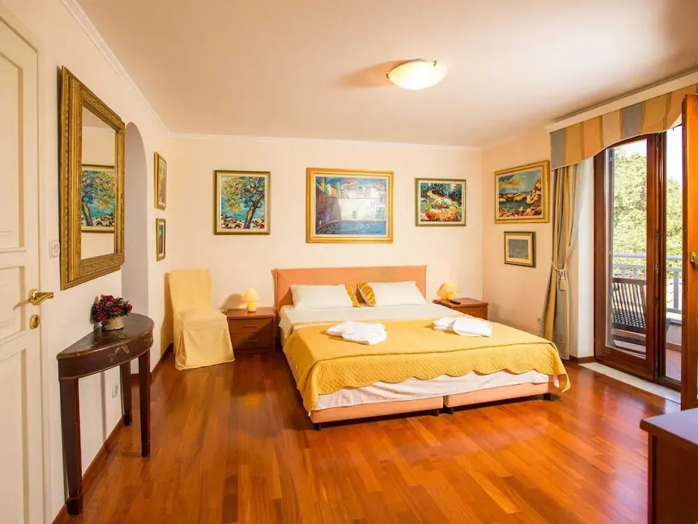5 Bedroom Holiday Home With Balcony