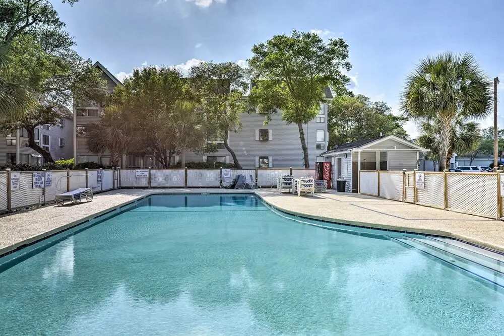 Walk to Ocean: Myrtle Beach Retreat w/ Sunroom