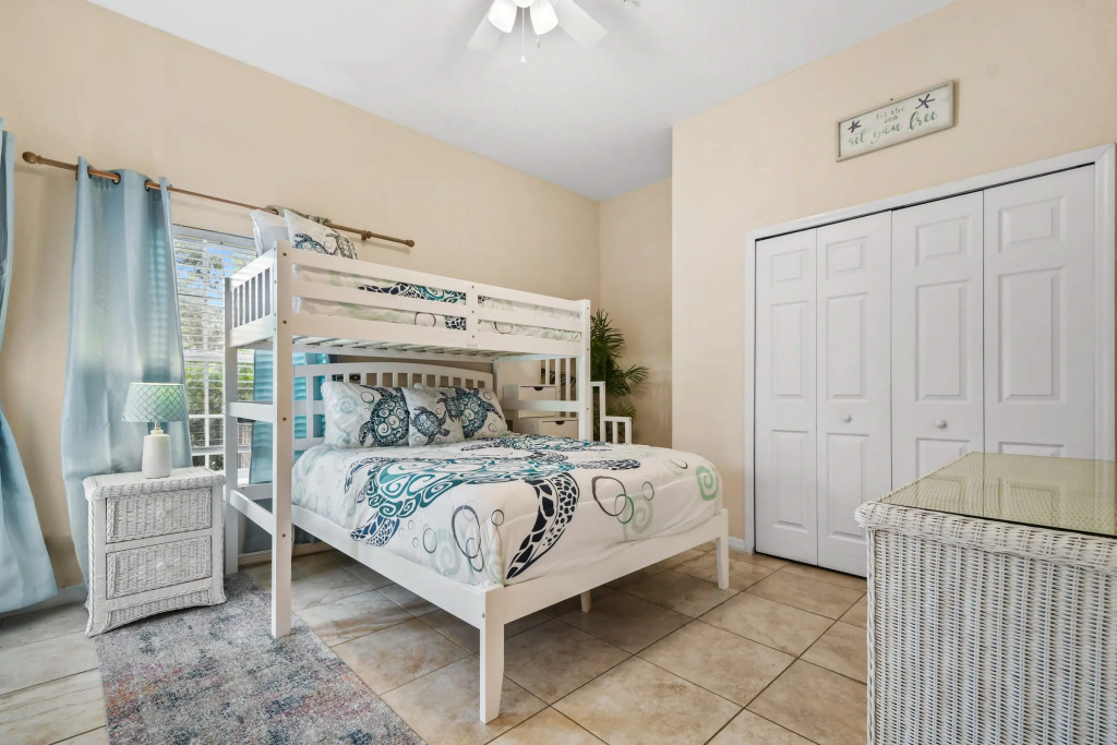 Ground floor unit lake view, best location, Davenport, US