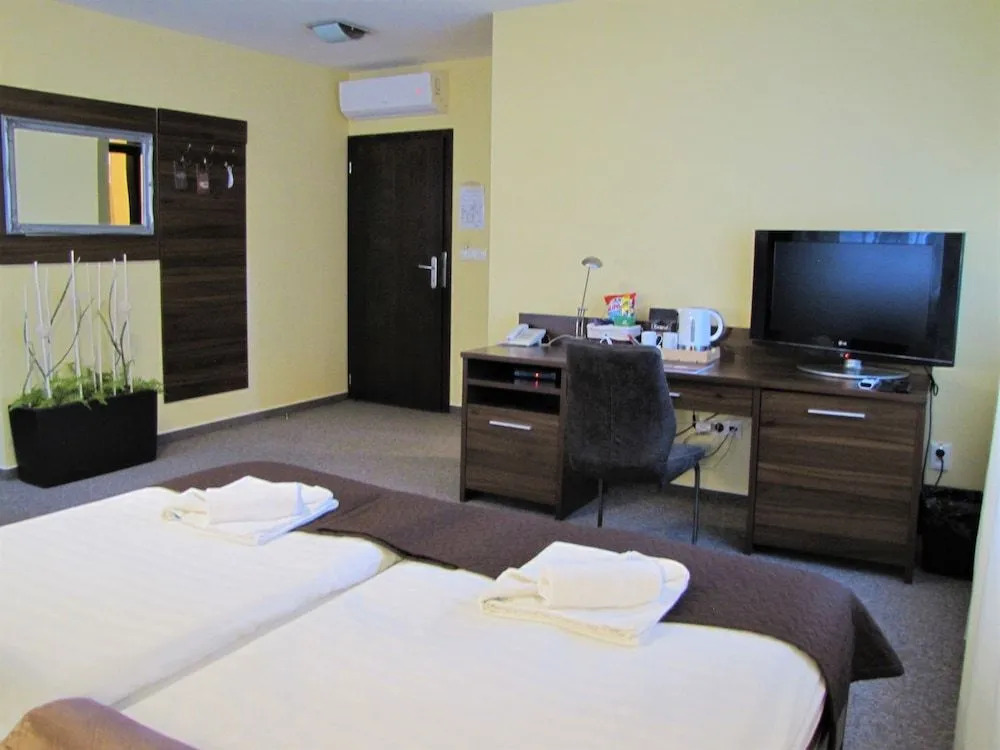 Grand Hotel Senica, Garni