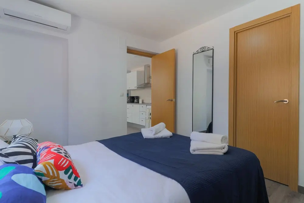 Bright Málaga Beach and Downtown Apartment