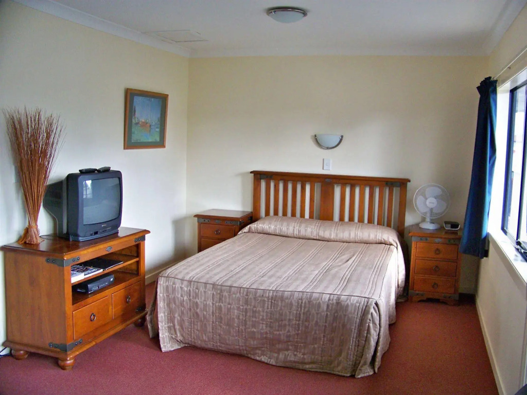 Aaron Court Motor Inn