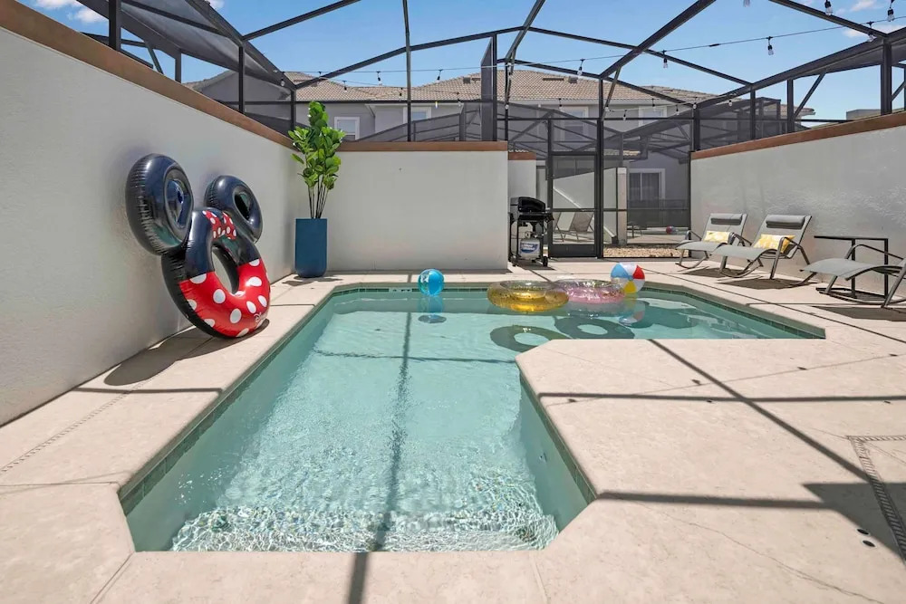 Stylish 4BR Pool Townhome Storey Lake