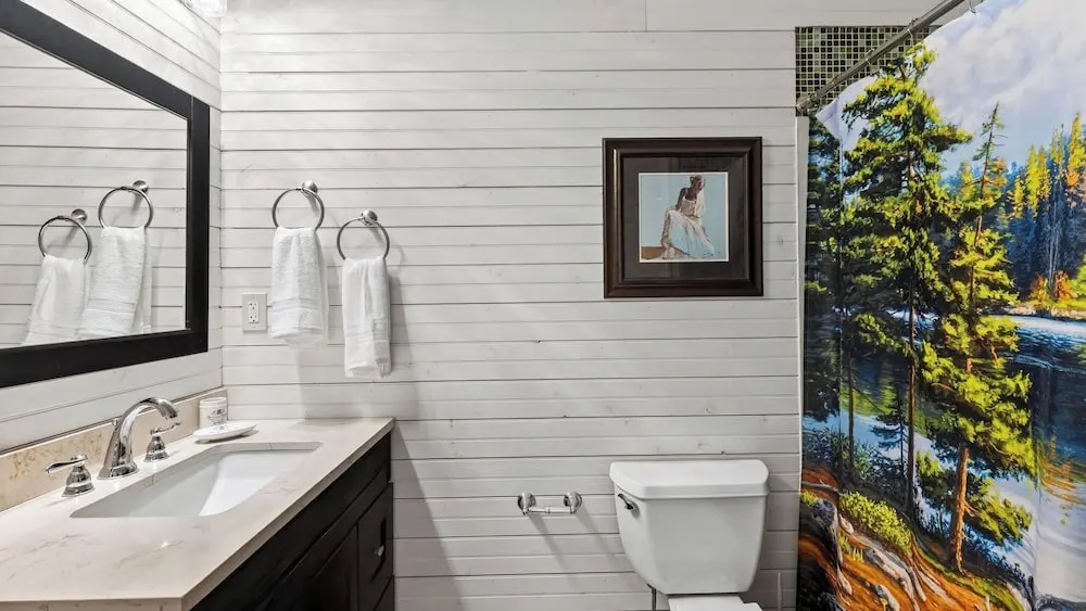 The Hearthwood by Avantstay Cozy Cabin + Bunks Screened Porch + Firepit Table + Grill Mins to Waterfalls + Brevard