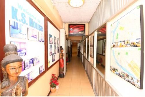 OYO 537 Na Banglampoo Hotel