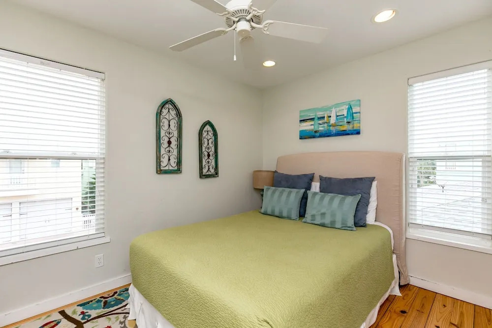 4BR/4.5BA Vibrant House, Village Walk by RedAwning