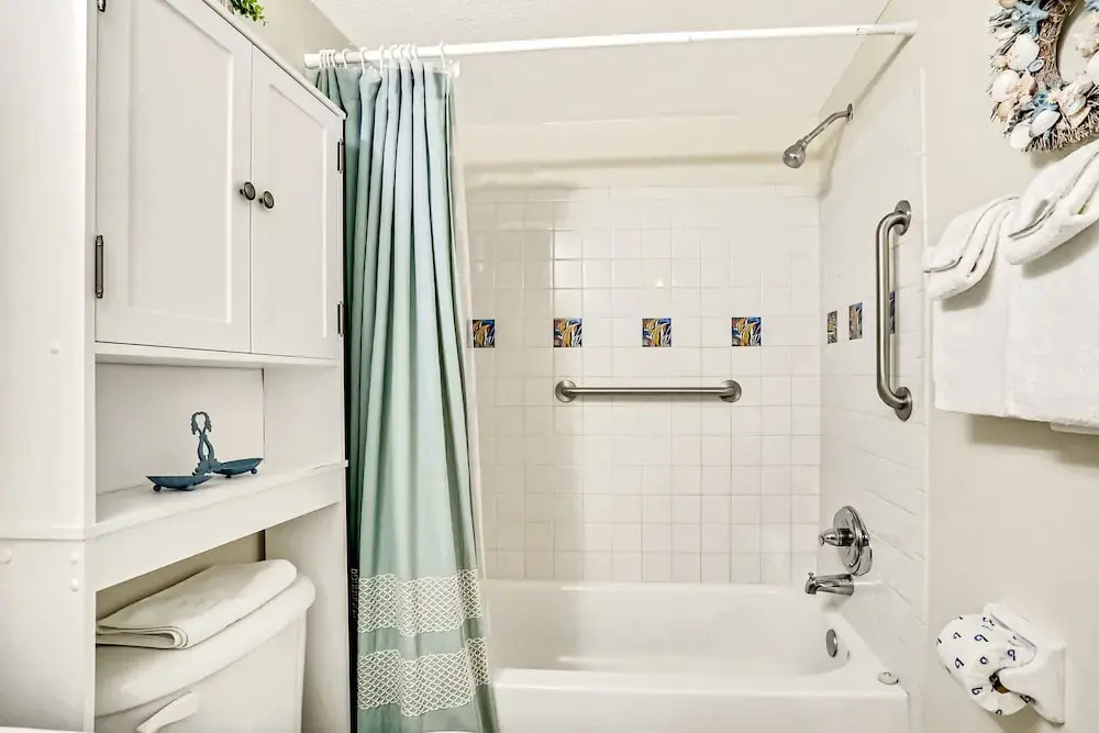 Oceanfront Condo With Pool, Grill, Central AC, Washer/dryer, & Snowbird Friendly