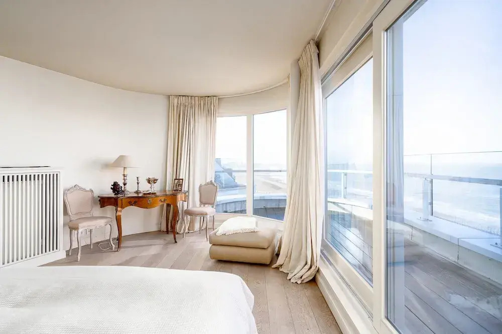 Stunning Penthouse With Free Parking and sea View