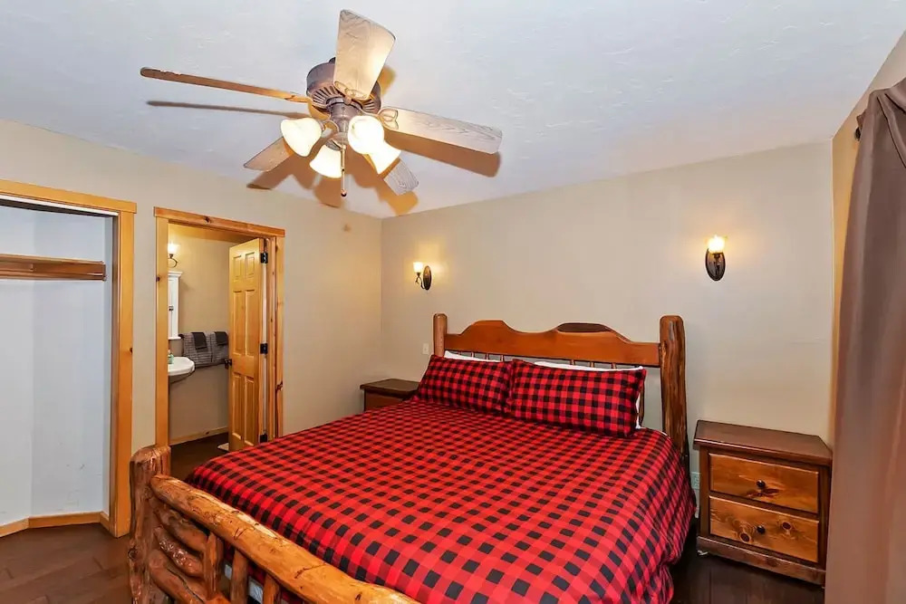 Big 10 Luxury Cabin with HotTub