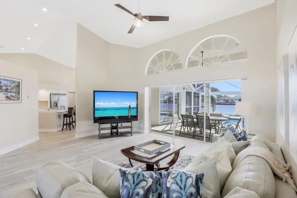 Waterfront Home With Spectacular View, Pool and spa