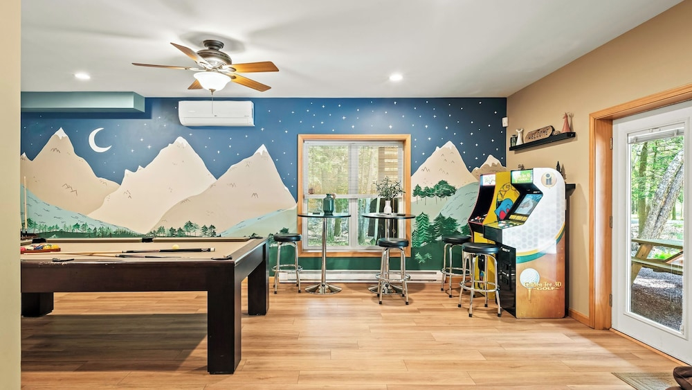 Pocono Paradise by Avantstay Lakeside Retreat, Hot Tub, Game Room, Near Beach