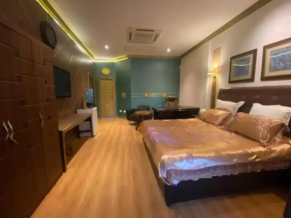 La Belva Court