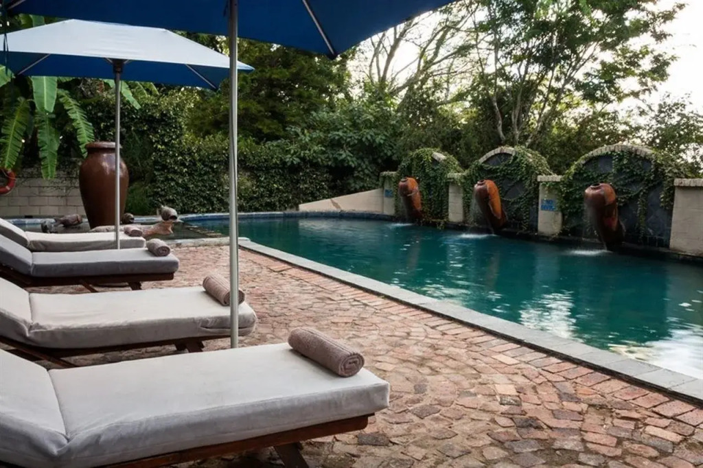 Shangri-La Country Hotel