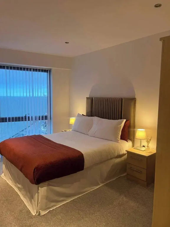 Apartmentsleeps5-city-tv-wifi-seaview