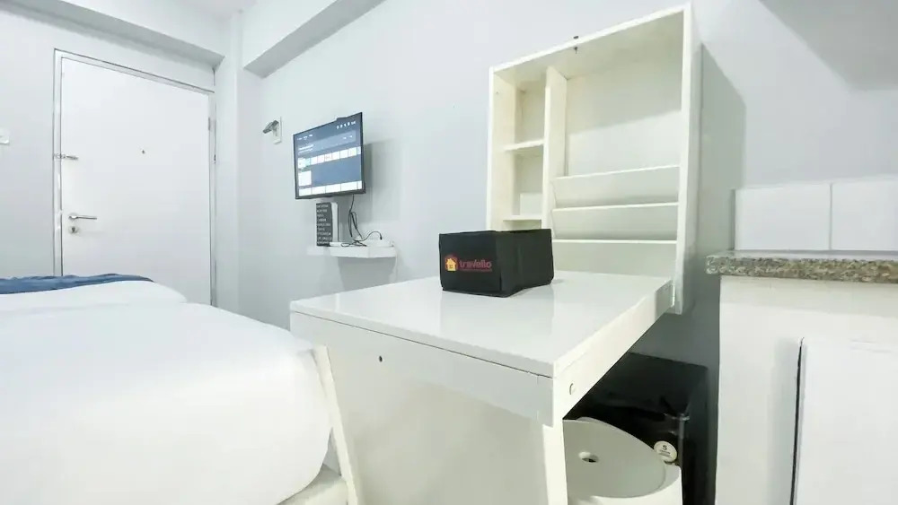 Stunning and Comfy Studio at Green Bay Pluit Apartment