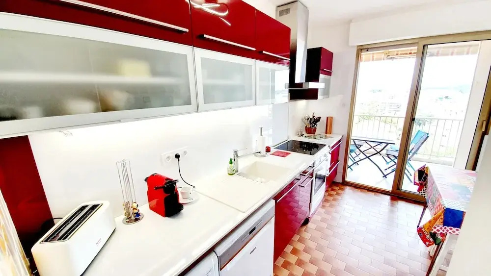 Beautiful 3-bedrooms Apartment, Sea View