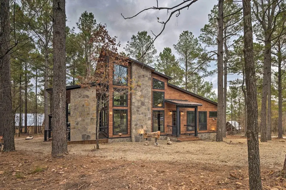 Luxury Cabin in the Woods w/ Hot Tub & Yard Games!