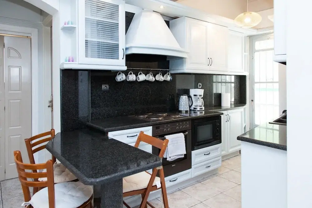 Brand new apt in central Athens