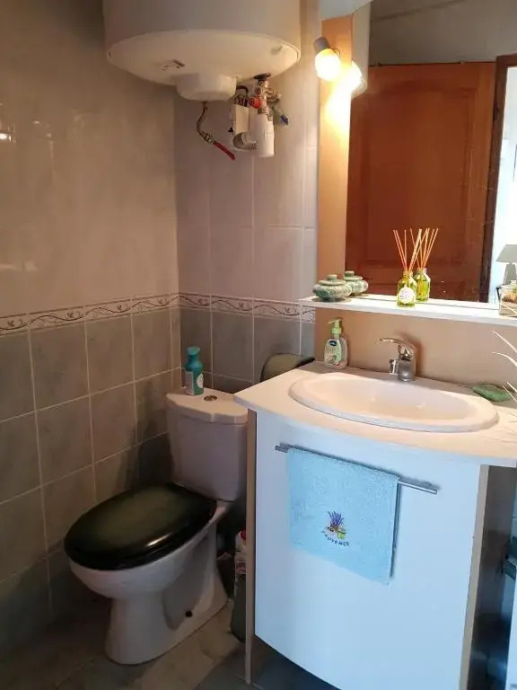 " Chez NADOU " 2 Chambres d Hôtes dans maison indépendante à 4 Kms dUzès
