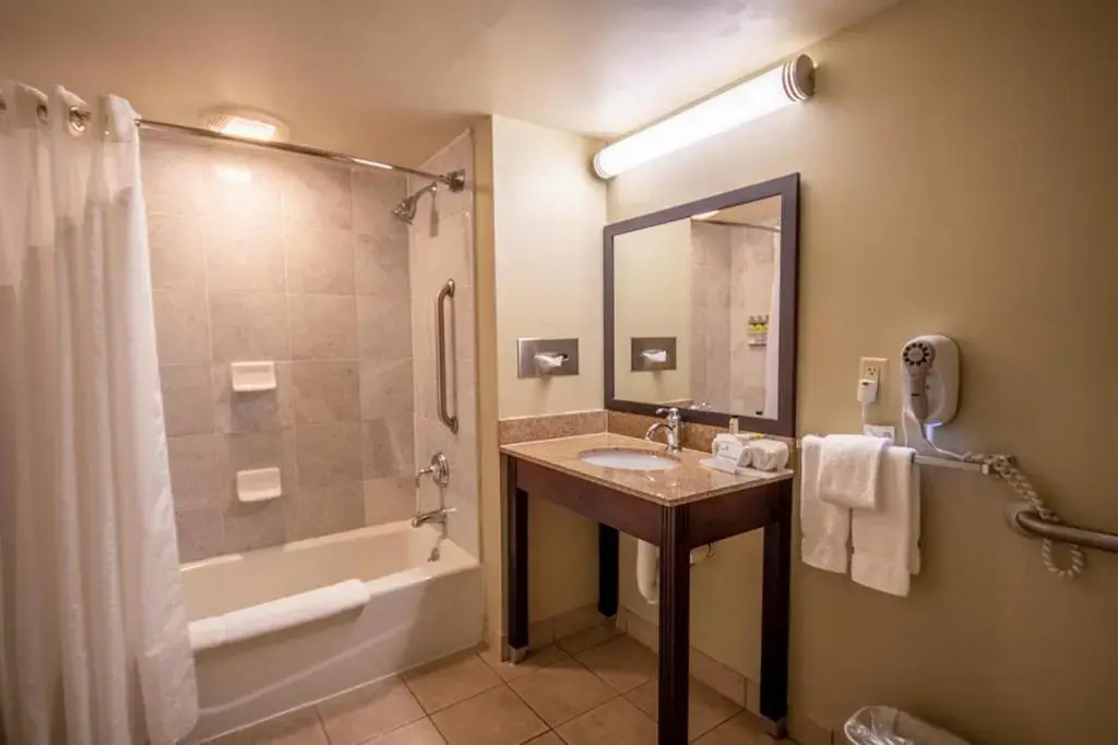 Holiday Inn Express Hotel & Suites Pittsburgh Airport by IHG
