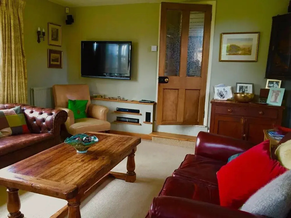 Lovely 4-bed House in Village of Sandhurst