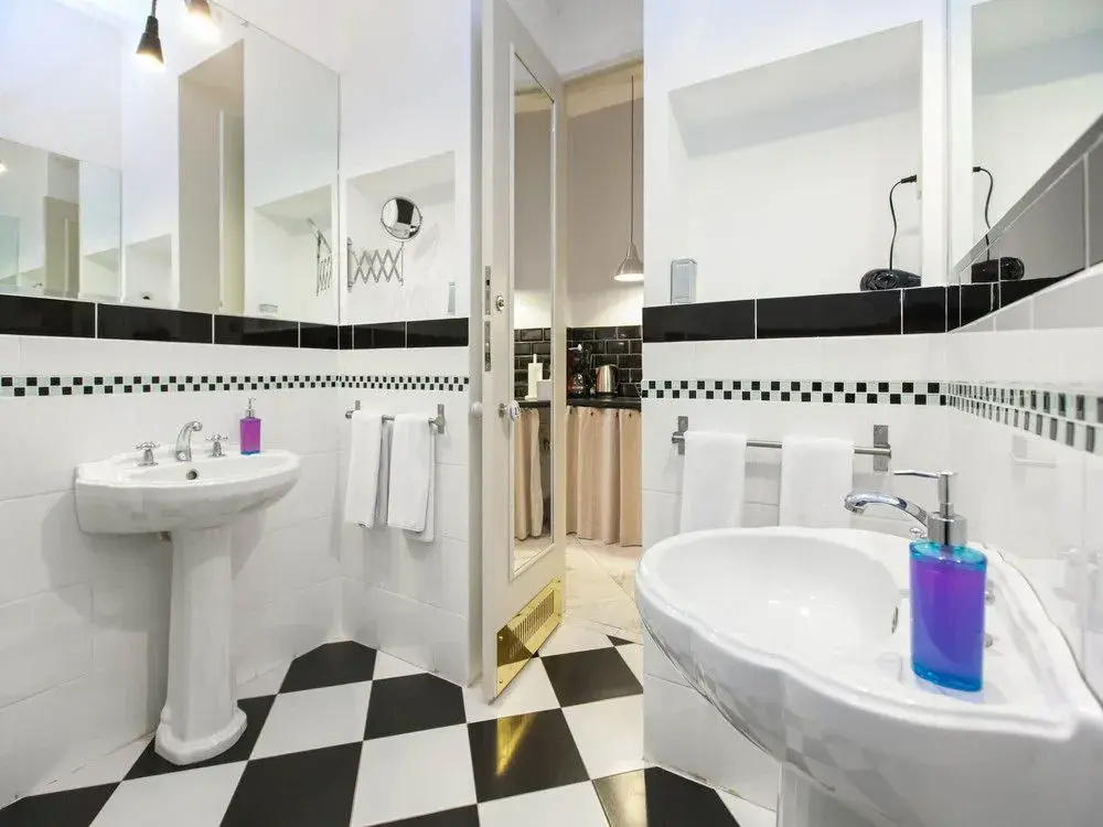 Chiconomy Suites