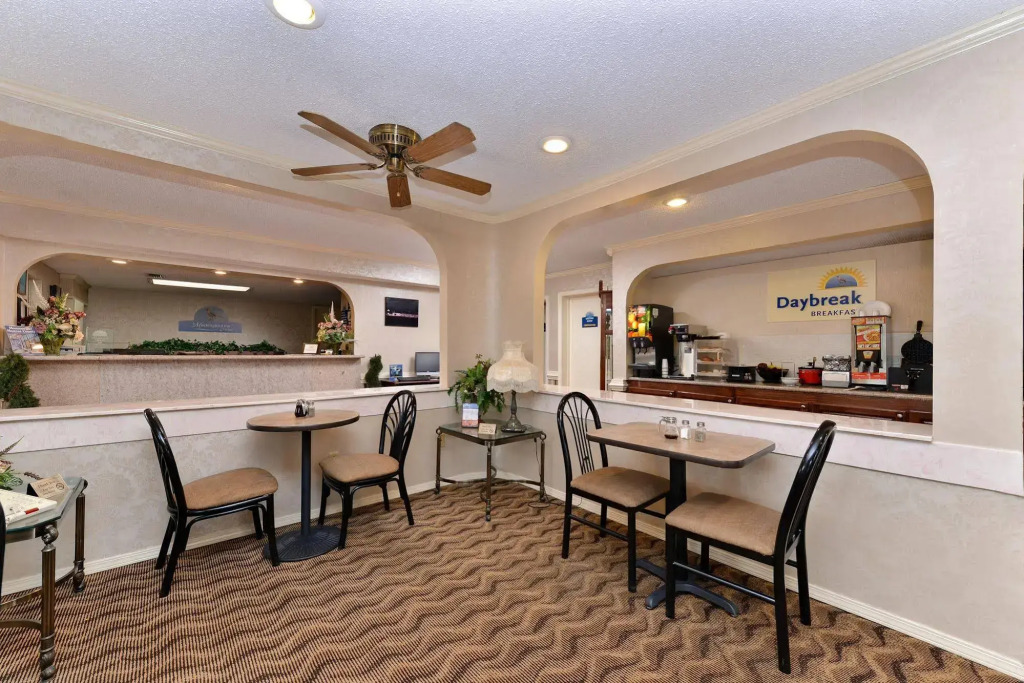 Mockingbird Inn & Suites