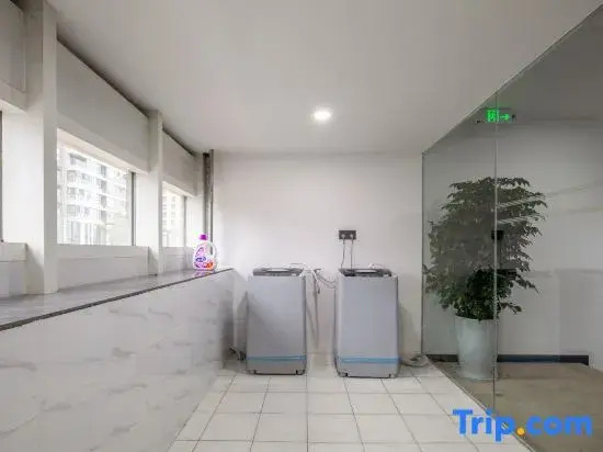 LLYouth Hostel (Chenghua East Railway Station Yinghui Road Metro Station Branch)